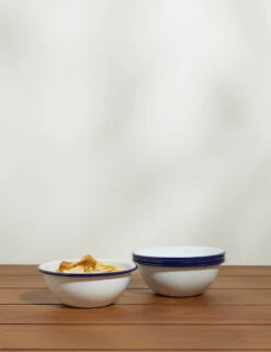 Enamelware Cereal Bowl (Set Of 4) By Crow Canyon 12 Enamelware Cereal Bowl (Set Of 4) By Crow Canyon -Home Furnishings Store EnamelwareCerealBowl 20oz BlueRim Setof4 7506
