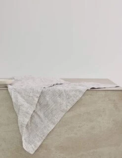 Linen Table Napkins (Set Of 4) By Cultiver 29 Linen Table Napkins (Set Of 4) By Cultiver -Home Furnishings Store cultiver linen table napkins set of 4 pinstripe 1